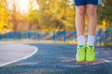 spor ayakkabı içinde bir atlama. havaya yükselme