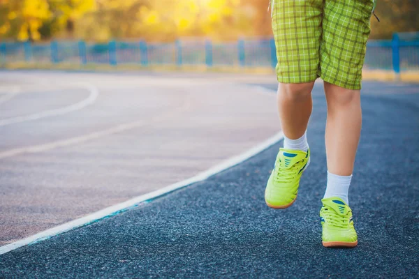 Runners fötter körs på Stadium — Stockfoto