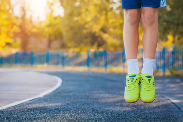 Scarpe da ginnastica in un salto. levitazione — Foto Stock