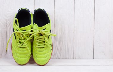 spor ayakkabı beyaz bir ahşap duvar üzerinde