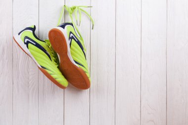 spor ayakkabı beyaz bir ahşap duvar üzerinde