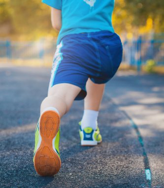 Stadyum üzerinde çalışan koşucular Feet
