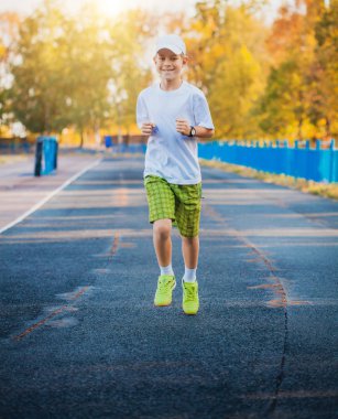 Çocuk Teen tarihinde bir stadyum spor egzersizleri yapıyor