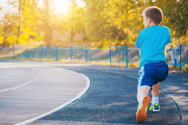 Niño adolescente haciendo ejercicios deportivos en un estadio — Foto de Stock