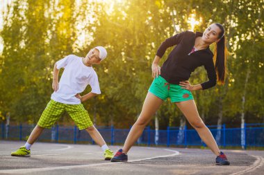 Anne ve oğlu stadyum egzersizleri yapıyor