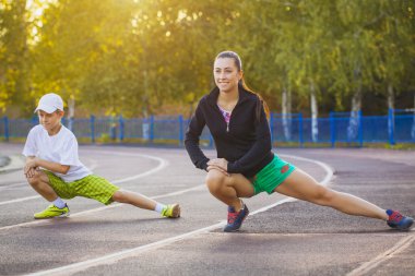 Anne ve oğlu stadyum egzersizleri yapıyor