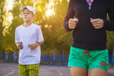Anne ve oğlu çalıştırıyorsanız veya açık havada spor için koşu