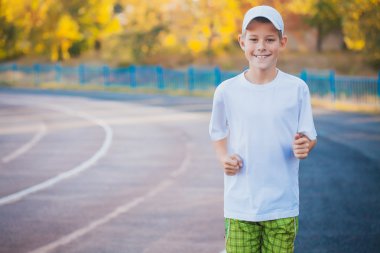 Çocuk Teen tarihinde bir stadyum spor egzersizleri yapıyor