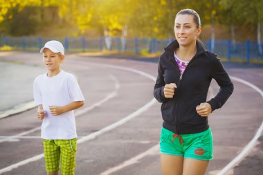 Anne ve oğlu çalıştırıyorsanız veya açık havada spor için koşu
