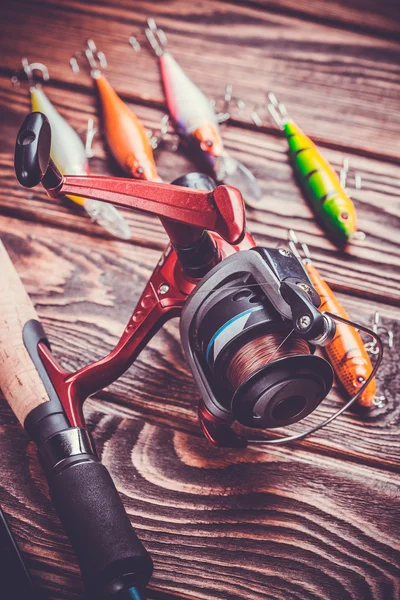 Fiskeredskap på träbord — Stockfoto