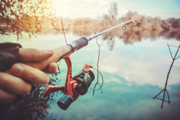 Canna da pesca vicino stagno al mattino — Foto Stock