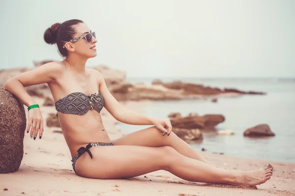 Young female on tropical beach — Stock Photo, Image