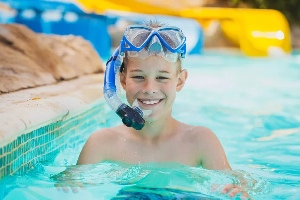 Ragazzo carino in piscina — Foto Stock