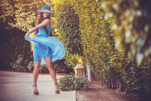 Mooie jonge vrouw in zomertuin — Stockfoto