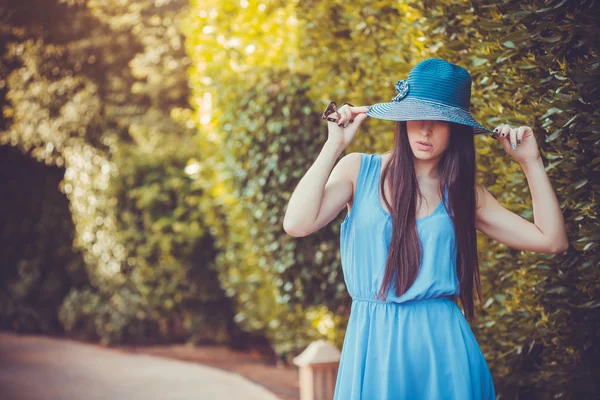 Krásná mladá žena v letní zahradě — Stock fotografie