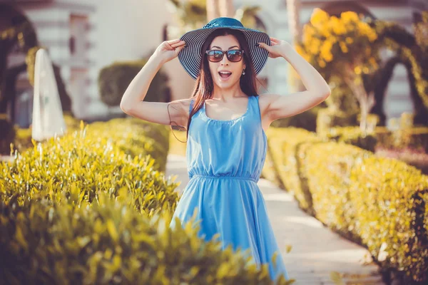 Hermosa joven en el jardín de verano —  Fotos de Stock