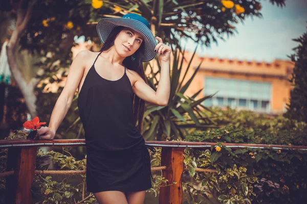 Young cute woman posing in a green park — Stock Photo, Image