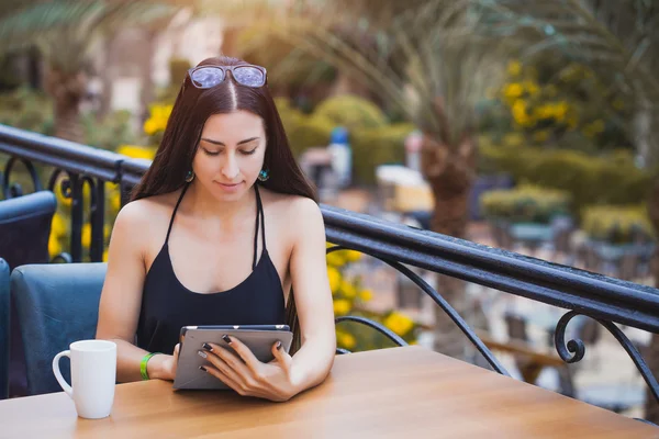 Beautiful woman using tablet on lunch break in the cafe — Stock Photo, Image
