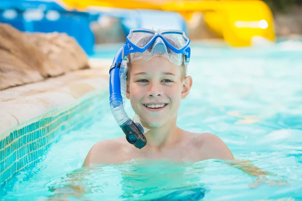 Niño bonito en la piscina —  Fotos de Stock