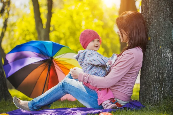 Mooie moeder en baby buiten — Stockfoto