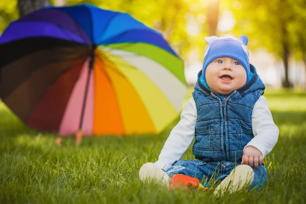 Aranyos baba játszik a zöld parkban — Stock Fotó