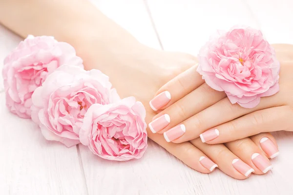 French manicure met roze bloemen. Spa — Stockfoto