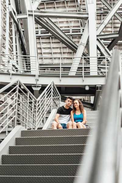 Endüstriyel Merdivenlerde Genç Bir Çift — Stok fotoğraf