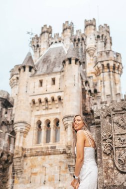 İspanya, Vizcaya 'daki Butron Kalesi' nin önündeki genç kadın.