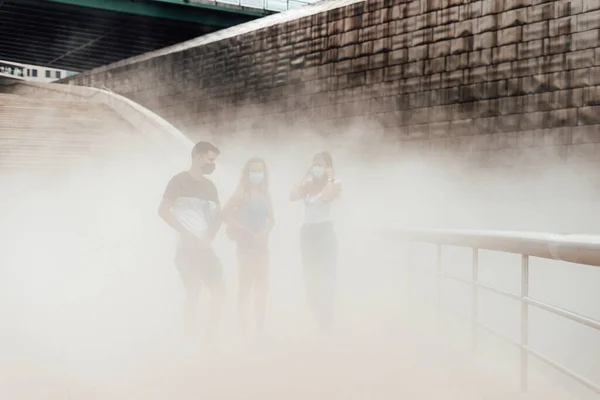 Tres Personas Con Máscaras Una Nube Niebla —  Fotos de Stock