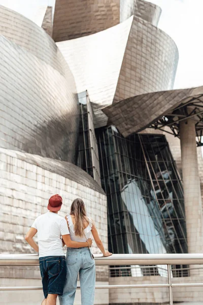 Pareja Que Visita Exterior Del Museo Guggenheim Bilbao España —  Fotos de Stock