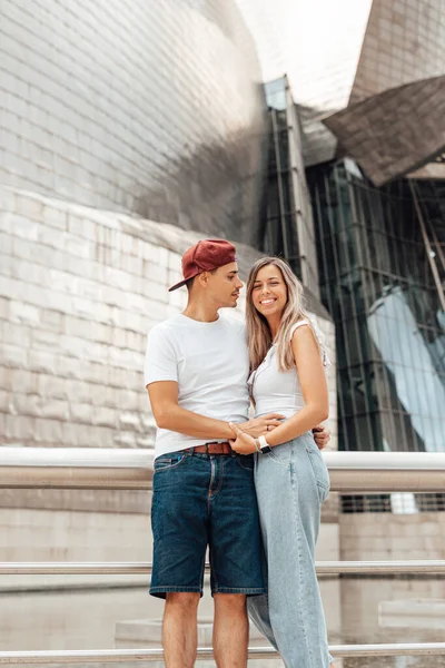 Coppia Che Visita Esterno Del Museo Guggenheim Bilbao Spagna — Foto Stock