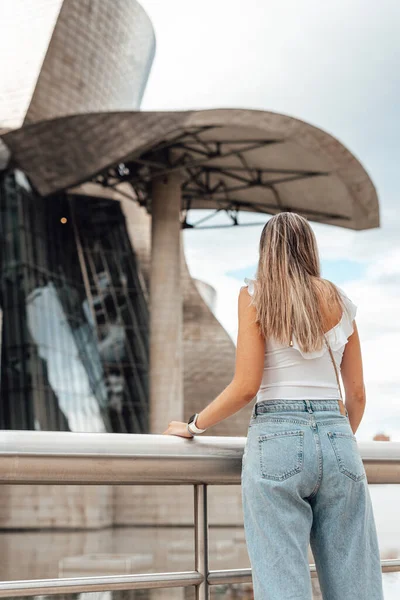 Γυναίκα Που Επισκέπτεται Εξωτερικό Του Μουσείου Guggenheim Στο Μπιλμπάο Της — Φωτογραφία Αρχείου