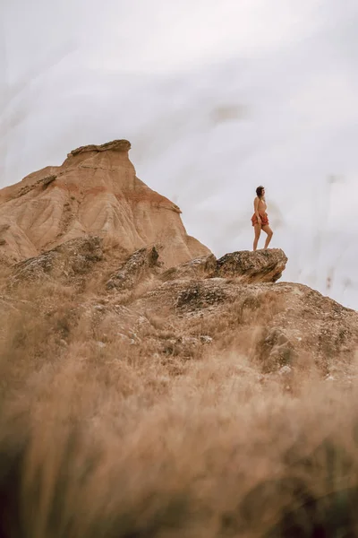 Mujer Vestida Rojo Sobre Una Roca Paisaje Desértico Desierto Barcenas —  Fotos de Stock
