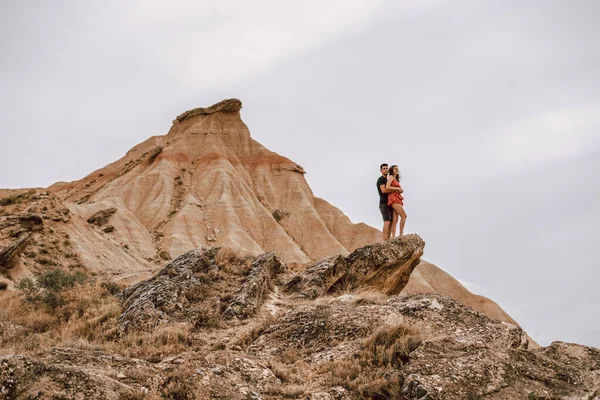 Pareja Cima Una Roca Paisaje Desértico Desierto Barcenas Reales Navarra —  Fotos de Stock