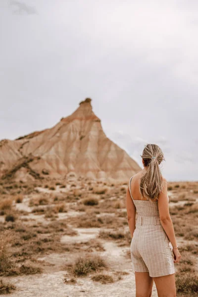 Jovem Mulher Deserto Barcenas Reales Navarra Espanha — Fotografia de Stock