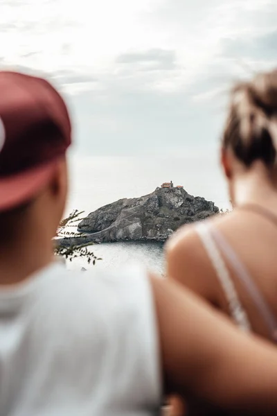 Parejas Jóvenes Contemplando Isla Gaztelugatxe Vizcaya España —  Fotos de Stock