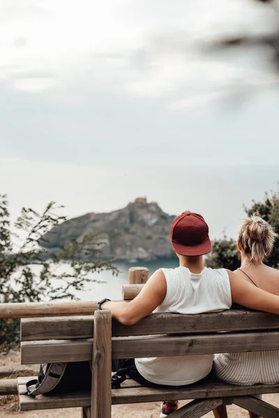 Parejas Jóvenes Contemplando Isla Gaztelugatxe Vizcaya España —  Fotos de Stock