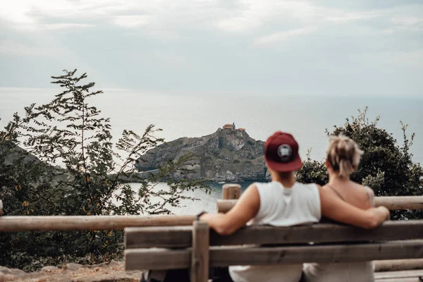 Parejas Jóvenes Contemplando Isla Gaztelugatxe Vizcaya España —  Fotos de Stock