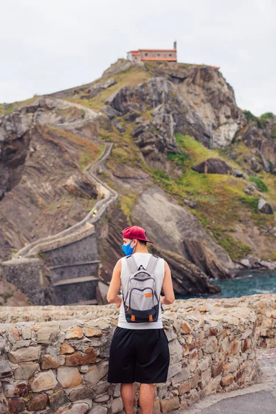 Fiatal Turista Sebészeti Maszkkal Gaztelugatxe Sziget Előtt Vizcayában Spanyolországban — Stock Fotó