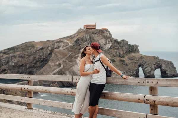 Couple Touristes Devant Île Gaztelugatxe Vizcaya Espagne — Photo