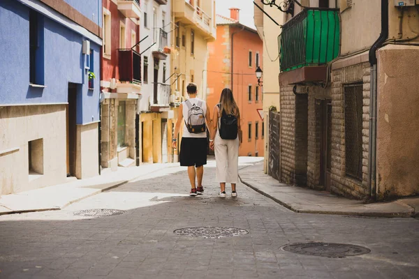 Pareja Caminando Por Pintoresco Pueblo Bermeo Vizcaya España —  Fotos de Stock