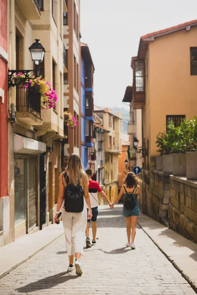 Grupo Amigos Caminando Por Pintoresco Pueblo Bermeo Vizcaya España —  Fotos de Stock