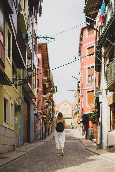Mujer Caminando Por Pintoresco Pueblo Bermeo Vizcaya España —  Fotos de Stock