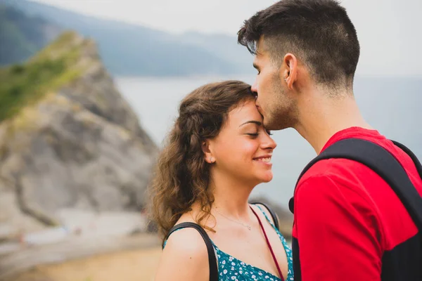 Casal Jovem Beijando Frente Uma Paisagem Oceânica — Fotografia de Stock
