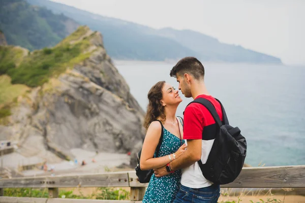 Casal Jovem Beijando Frente Uma Paisagem Oceânica — Fotografia de Stock
