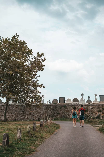 Coppia Passeggiando Lungo Sentiero Nei Pressi Cimitero Europa — Foto Stock