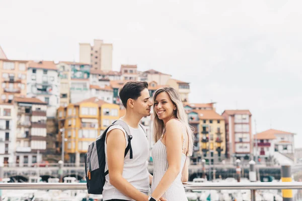 Jeune Couple Avec Port Petit Village Bermeo Derrière Eux Vizcaya — Photo