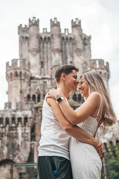 スペインのビスカヤにあるブトロン城の前の若いカップル — ストック写真