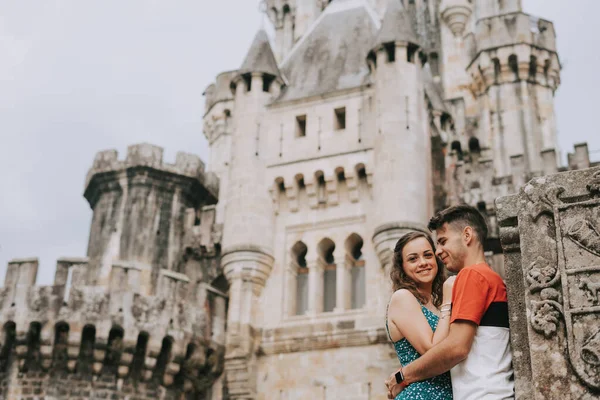 中世の城の前に若いカップル — ストック写真