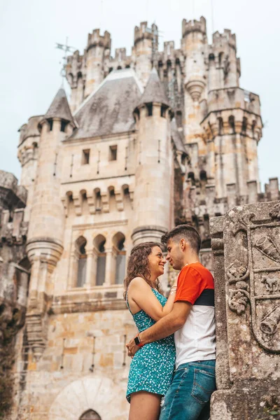 Jovem Casal Frente Castelo Butron Vizcaya Espanha — Fotografia de Stock